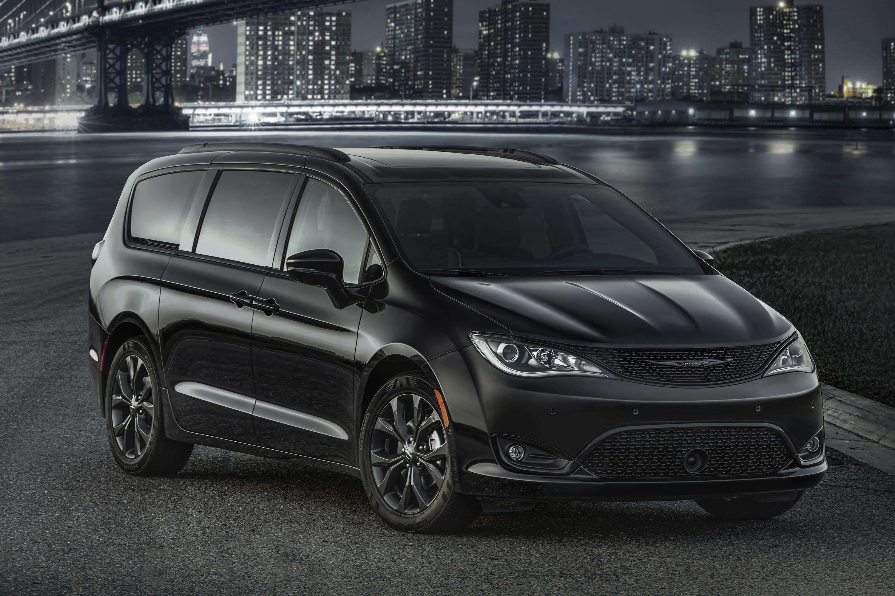 New S Appearance Package Offers Sporty Look for 2018 Chrysler Pacifica