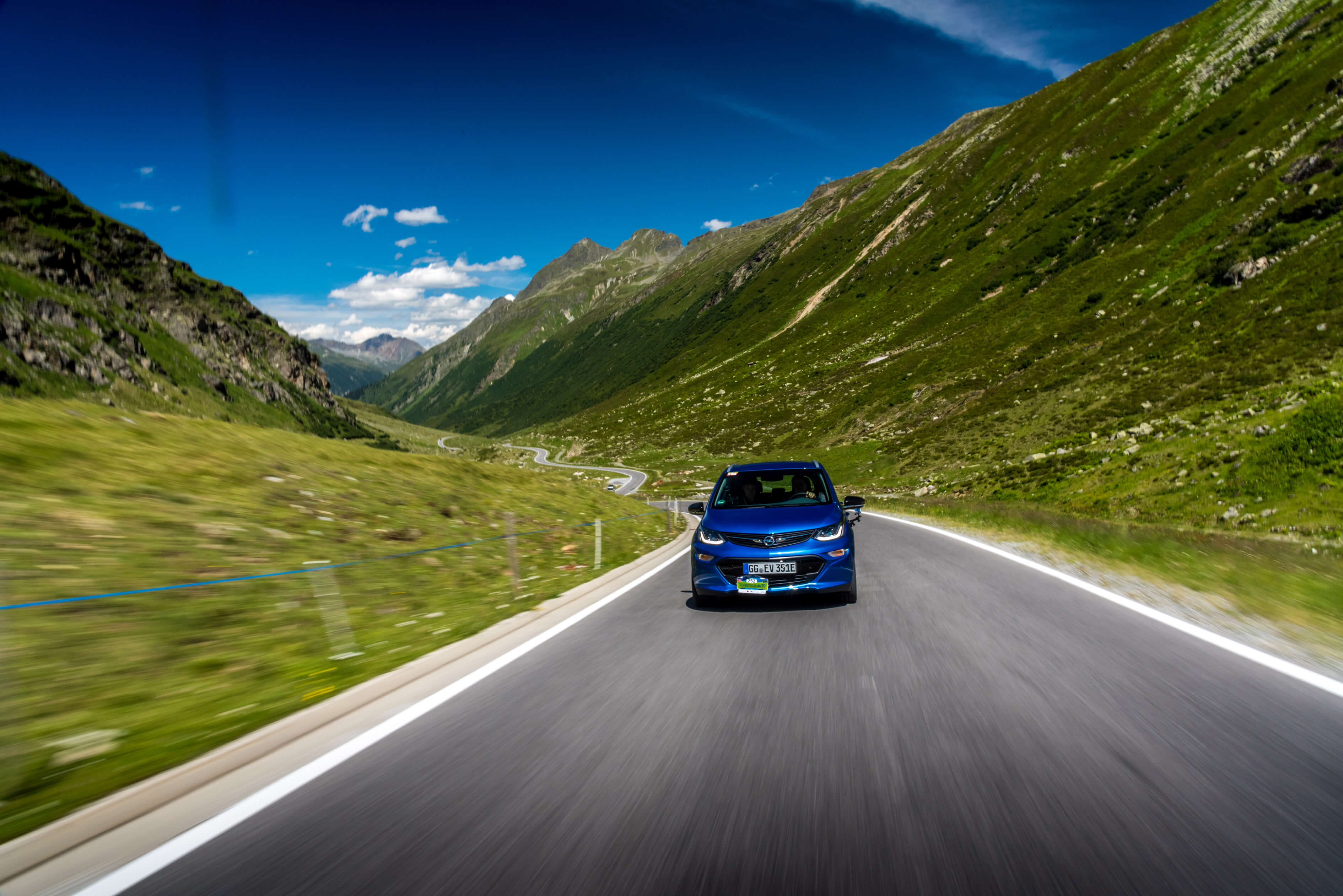 Something Old, Something New: Opel Commodore and Opel Ampera-e Shine in Austrian Alps